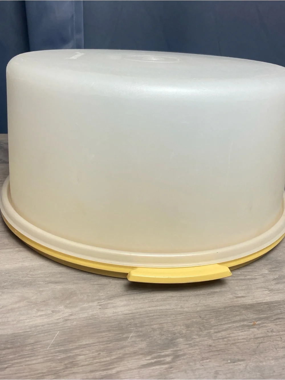 Vintage Tupperware round cake taker with a yellow Harvest Gold plate & sheer lid